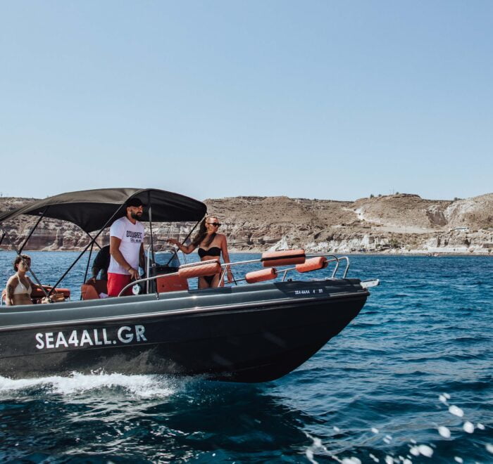 Location de bateau à Santorin à la journée ou à la demi-journée sans permis Sea4all