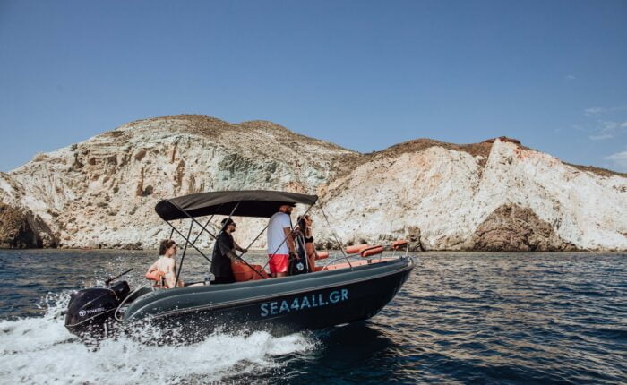 Location de bateau à Santorin à la journée ou à la demi-journée sans permis Sea4all