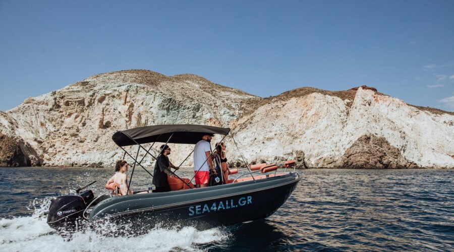 Location de bateau à Santorin à la journée ou à la demi-journée sans permis Sea4all