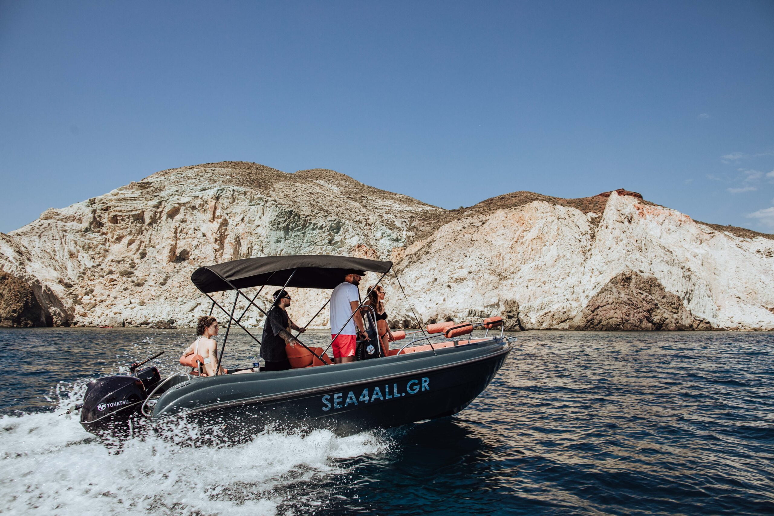 Location de bateau à Santorin à la journée ou à la demi-journée sans permis Sea4all
